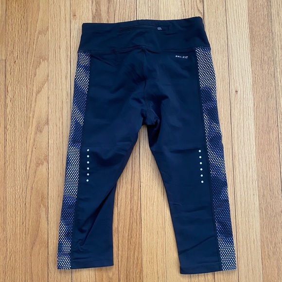 Nike Black Patterned Dri-Fit Capri Leggings - Picture 4 of 6